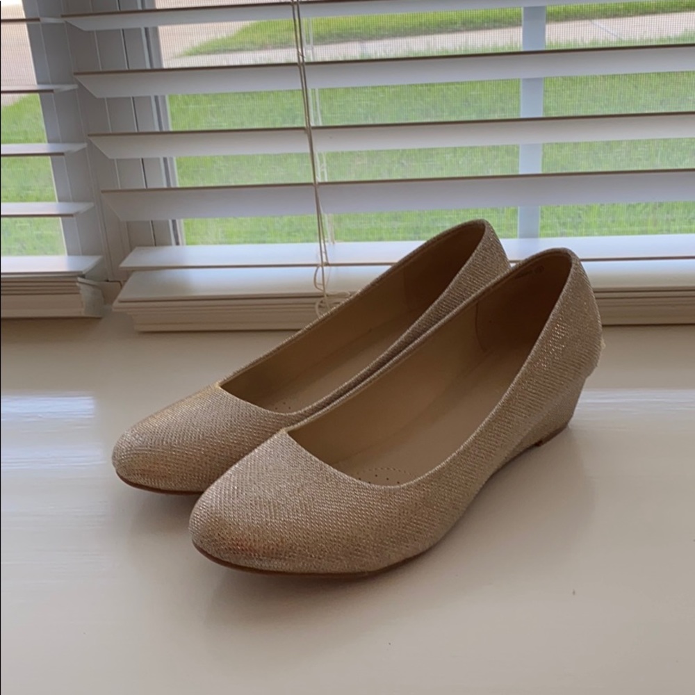Low Wedges- gold metallic fabric